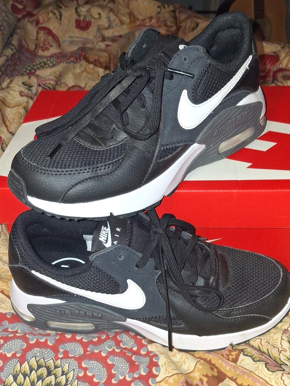 Nike Women's Black and White Air Max Excee 7.5